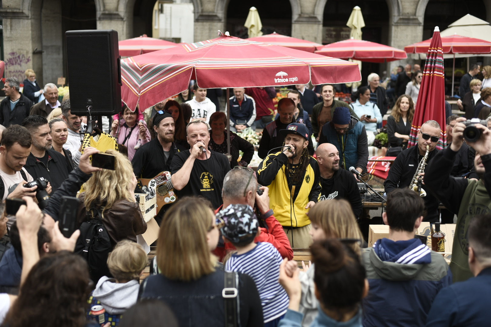 Dubioza Kolektiv započela odbrojavanje do Sea Stara gerilskim nastupom na glavnoj zagrebačkoj pijaci